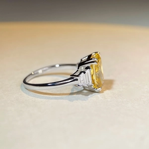 Bague élégante en argent 925 avec pierre jaune taille radiant et diamants latéraux trapèze
