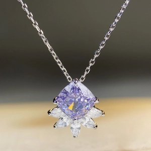 Makroaufnahme der lilafarbenen Halskette mit Zirkonia im Radiant-Schliff aus 925 Silber