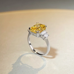 Vue macro d'une bague avec pierre jaune taille radiant et monture en argent sterling