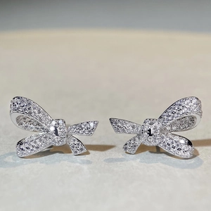 Makroaufnahme von S925 Sterling Silber Schleife Ohrstecker mit funkelnden Zirkonia Steinen