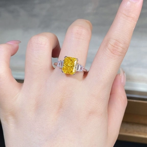 Détail macro de la bague en zircon jaune coupe radiant avec pierres latérales