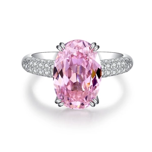 Elegante anello in argento S925 con zircone rosa ovale e pietre laterali incastonate pavé