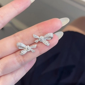 Makroaufnahme von S925 Sterling Silber Schleife Ohrsteckern mit funkelndem Zirkonia-Pavé