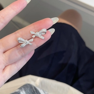 Makroaufnahme von S925 Sterling Silber Schleife Ohrsteckern mit funkelnden Zirkonia Steinen