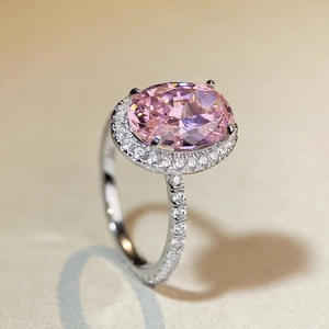 Bague élégante en argent S925 avec diamant rose ovale et pierres latérales pavées scintillantes