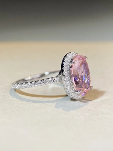 Vue latérale macro d'une bague en argent S925 avec une pierre rose ovale et des diamants