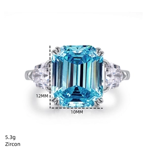 Détail d'une bague trois pierres en zircon bleu 12x10mm et monture argent de 5,3g