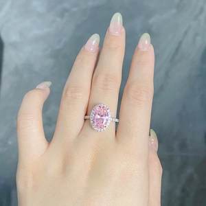 Détail de la bague halo rose ovale avec pavé de cristaux sur anneau argenté