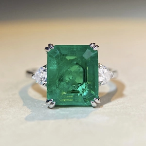 Elegant S925 silver ring featuring emerald-cut green gemstone and pear-shaped side stones
