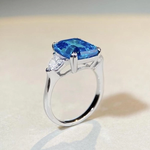 Bague élégante en argent sterling S925 avec une grande pierre d'aigue-marine taille émeraude