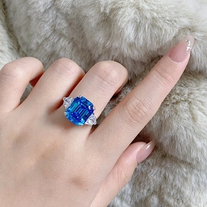 Détail macro d'une bague en argent avec aigue-marine taille émeraude et zircons