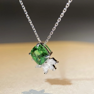 Elegante S925 Silberkette mit grünem quadratischem Edelstein und weißem Zirkon-Anhänger