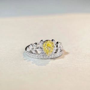 Bague couronne élégante en argent S925 avec une pierre jaune poire et accents de zircon