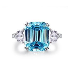 Bague de luxe en argent S925 avec pierre bleue taille émeraude et gemmes latérales