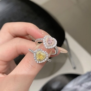 Vue détaillée de bagues en argent S925 en forme de cœur rose et jaune serties de diamants