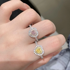 Détail macro de bagues en argent S925 avec gemmes en forme de cœur rose et jaune