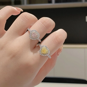 Vue détaillée des bagues halo en forme de cœur rose et jaune en argent sterling 925