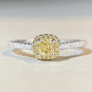 Gros plan sur une bague avec pierre jaune taille coussin et pavé de diamants