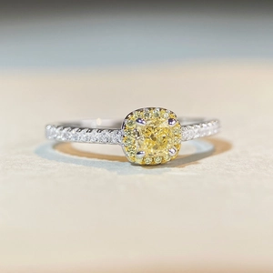 Lussuoso anello in argento S925 con zircone giallo taglio cushion e montatura halo
