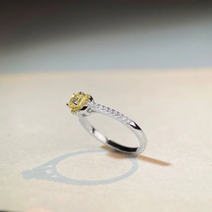 Elegante anello in argento S925 con zircone giallo taglio cushion in una montatura di lusso