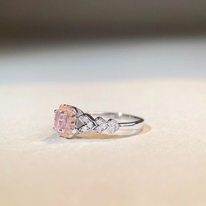 Bague en argent S925 avec gemme rose taille coussin double halo et détails de coeur