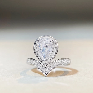 Pear cut cubic zirconia S925 silver ring with a V-shaped halo pavé band for women