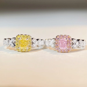 Bagues en argent S925 avec diamants roses et jaunes carrés dans un sertissage halo