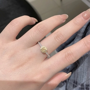 Dettaglio dell'anello con zircone giallo a cuscino e micro-intarsi in argento sulla mano
