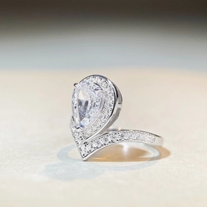 Pear cut S925 sterling silver ring with halo stones and V-shaped sparkling band