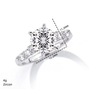 Gros plan d'une bague en argent 925 avec pierre zircon 11,2mm et serti à six griffes