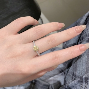 Primo piano di un anello in argento S925 con zircone giallo quadrato al dito