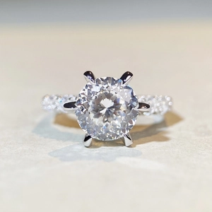 Vue détaillée d'une bague moissanite 3 carats avec monture à six griffes et pavage