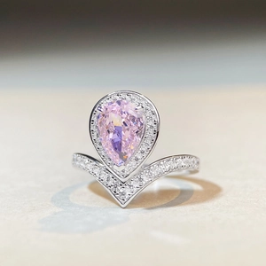 Bague en argent 925 en forme de V avec pierre rose poire et diamants pavés brillants