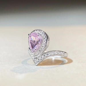 Bague en argent 925 avec pierre rose poire et anneau en V pavé de diamants, vue à 45 degrés