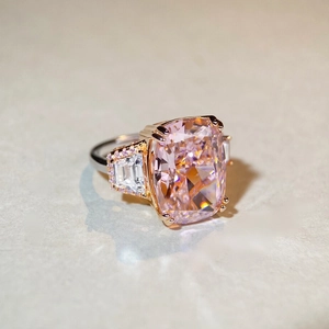 Anello di lusso in argento S925 con una grande gemma rosa taglio cushion e diamanti
