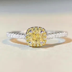 Lussuoso Anello in Argento Sterling 925 con Zirconia Taglio a Cuscino Elegante Anello di Fidanzamento Quadrato Halo per Donna