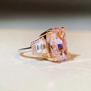 Anello in argento S925 con diamante rosa taglio cushion e pietre d'accento