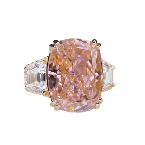 Anello in argento S925 con pietra a cuore rosa taglio cushion e diamanti laterali a trapezio