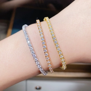 Vista dettagliata dei braccialetti tennis in Moissanite argento, oro e oro rosa al polso