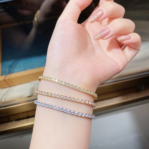 Primo piano di bracciali tennis in argento S925 in finiture oro, oro rosa e argento