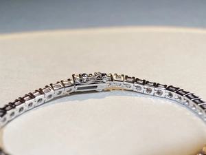 Dettaglio macro del bracciale tennis in argento 925 con chiusura sicura e maglie lucide