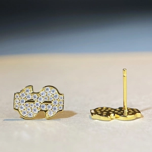 Boucles d'oreilles signe dollar en argent 925 dore avec pave de moissanite eclatant