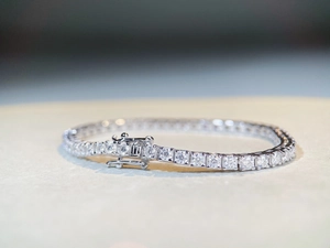 Dettaglio macro del bracciale tennis in argento 925 con pietre di moissanite colore D
