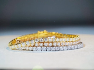 Dettaglio di bracciali tennis in argento S925 in oro, oro rosa e argento con pietre Moissanite
