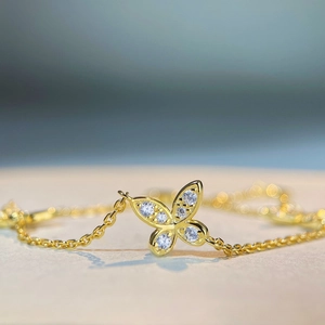 Makroaufnahme von Silber-Schmetterling-Armband mit Zirkonia-Einlagen und poliertem Finish