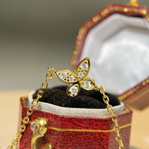 Goldenes Armband aus S925 Silber mit Schmetterlingsanhänger und funkelnden Moissaniten