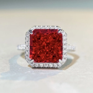 Dettaglio macro di un anello in argento 925 con rubino rosso sangue di piccione