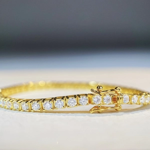 Dettaglio macro del bracciale tennis oro da 2,5mm con pietre moissanite e chiusura di sicurezza