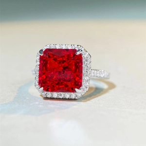 Elegante anello in argento S925 con rubino taglio quadrato e brillanti micro-pave diamanti