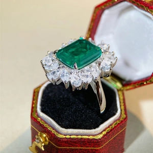 Luxurious S925 sterling silver ring with emerald cut green stone and diamond halo